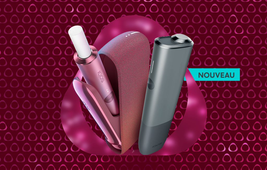 
Un appareil IQOS ILUMA rouge coucher de soleil avec un bâtonnet TEREA à l'intérieur et un appareil IQOS ILUMA ONE gris galet sur fond rouge. Comprend l'étiquette « nouveau ».